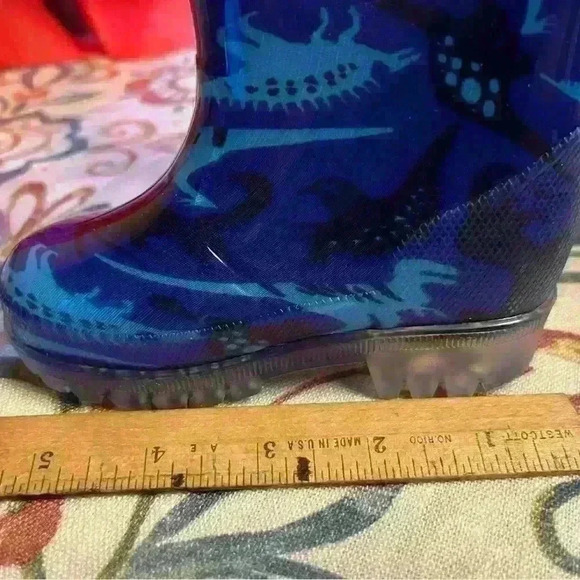 Boys size 5 rain boots that light up new never worn​ - Picture 7 of 8